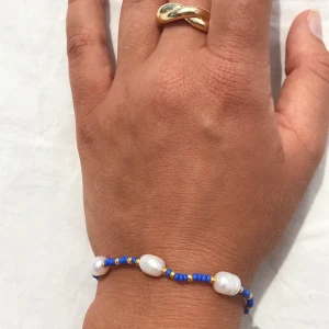 Armband med sötvattenspärlor - Ett så fint, handgjort armband med färgglada pärlor i glas, tre sötvattenspärlor och guldfärgade detaljer! @jewelrysorella på Instagram, följ gärna😘  Möts upp i Uppsala eller fraktar💕