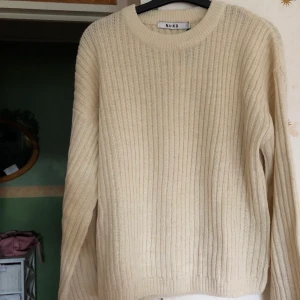 Stickad tröja storlek S - Vit stickad tröja från NA-KD, säljer pga för liten storlek. Aldrig använd