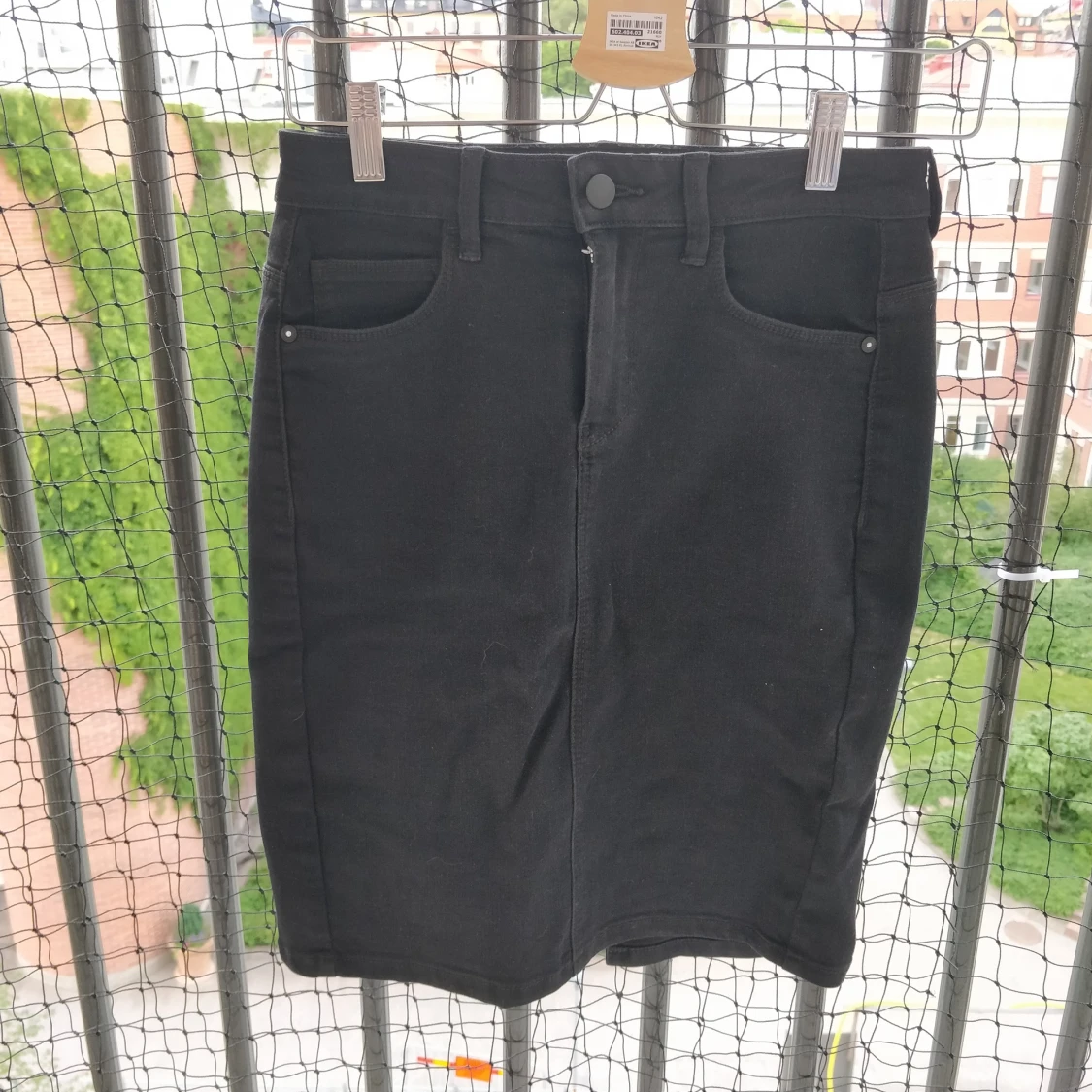 Knälång jeanskjol i stretch