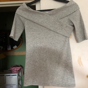 Tröja - Grå off shoulder top från GinaTricot. Storlek S