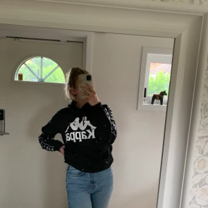 Kappa hoodie - Använd 2 gånger så i väldigt bra skick! Nypris var ca 700kr på junkyard och helt slutsåld🥳 Säljer för 289kr inkl frakt (unisex)