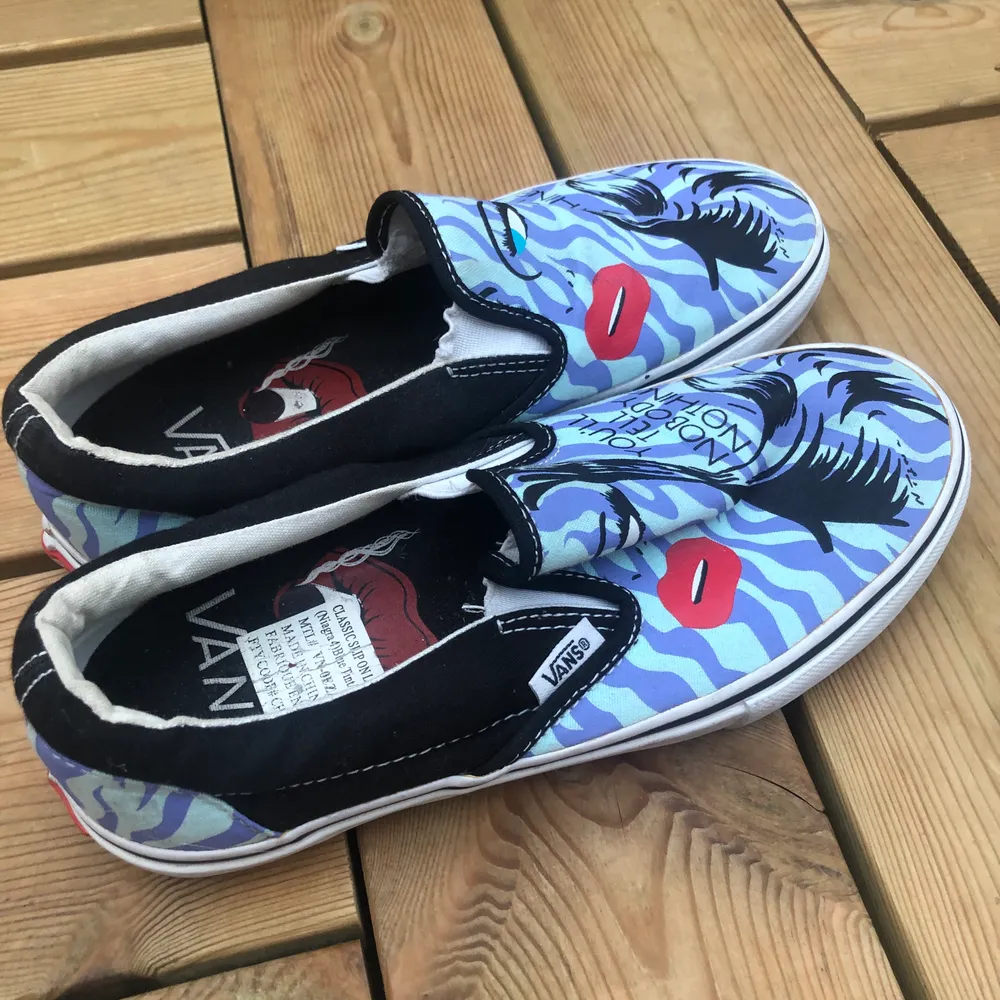 As balla Vans köpta på Second hand! Storlek 37, i fint men använt skick! Säljer då jag är en storlek 36 och dem är lite för stora. 200kr + frakt, priset kan disskuteras 🦋💫. Skor.