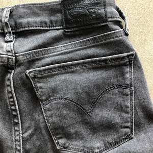 Säljer ett par svarta/gråa Levis jeans i st 25 modell 710 ”super skinny”. Dom har en liten lagad slitning på knät som man kan se på bild 3. Men är bara använda ett fåtal gånger pågrund utav att dem tyvär är lite försmå för mig. Köpt på NK för 1000 kr