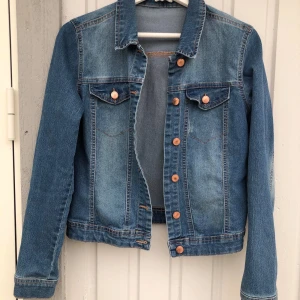 Blå Jeansjacka - Blå snygg jeansjacka i storlek 38, skulle säga att den passar en Small bäst. Knappt använd, som ny! 60 + frakt, pris kan disskuteras! 🦋💫