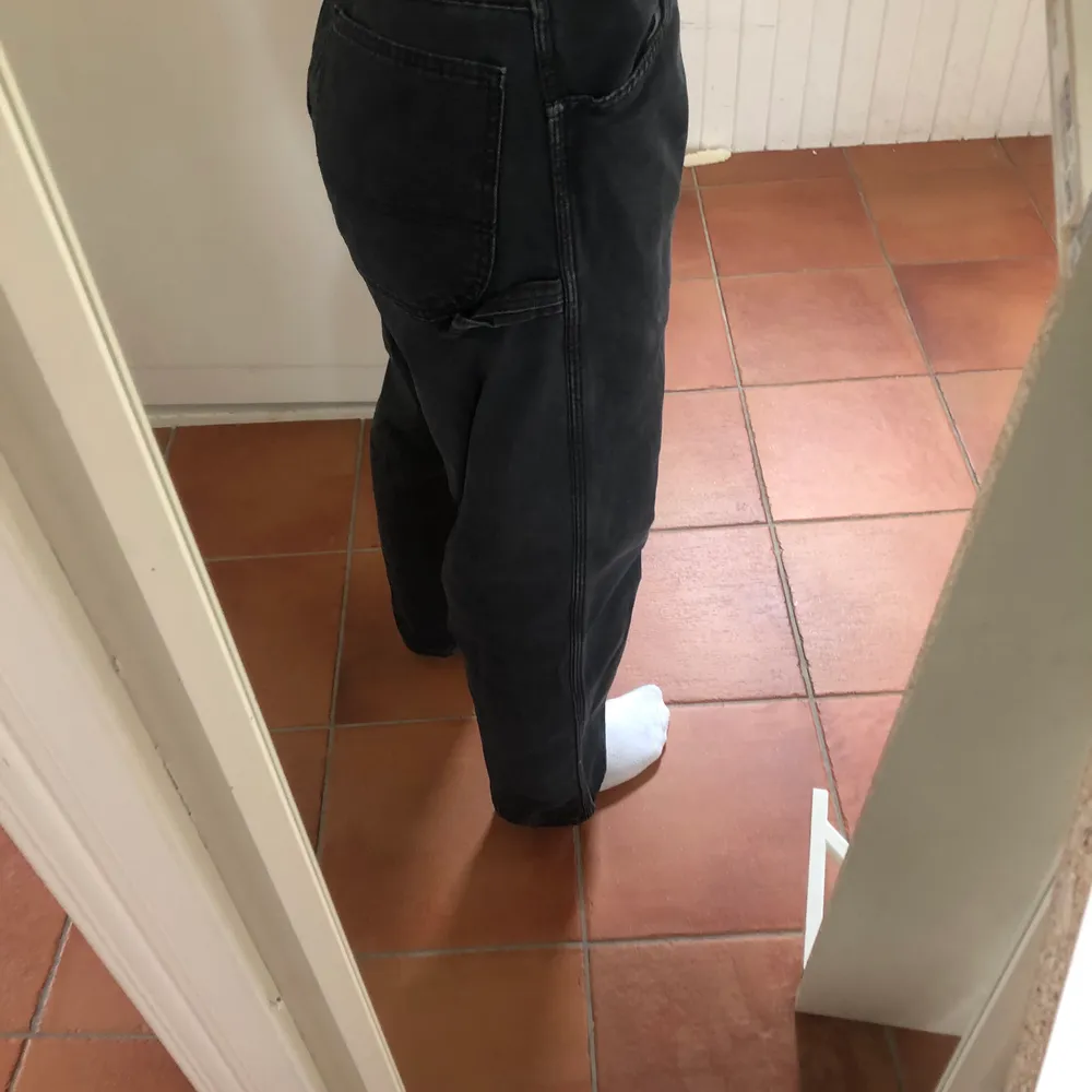 Säljer ett par skit snygga dickies jeans som jag köpte här på plick för ett tag sedan, säljer de pga att jag inte använder de så ofta:( priset är 200kr plus 63kr i frakt! Jag är 164cm och de sitter perfekt på mig. Jeans & Byxor.