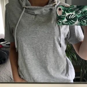 Kortärmad med huva  - Grå kortärmad tröja med huva, storlek M. Från FSBN. Priset är exklusive frakt, 63kr. 