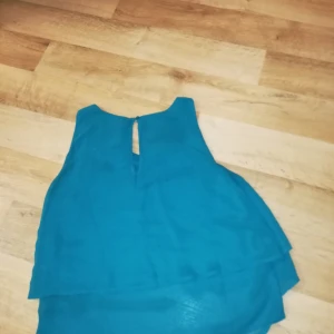 Tshirt - Nytt blouse som jag bar den 1 gång bara. Det var små och jag köpte det eftersom jag gillade det. 