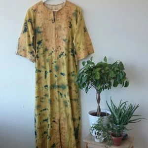  - En otroligt fin klänningkaftan, köpt secondhand. Har själv aldrig använt den, men den är så himla fin så vill att den ska få komma ut och synas! Finns ett litet hål på baksidan vid fötterna, se bild 3.