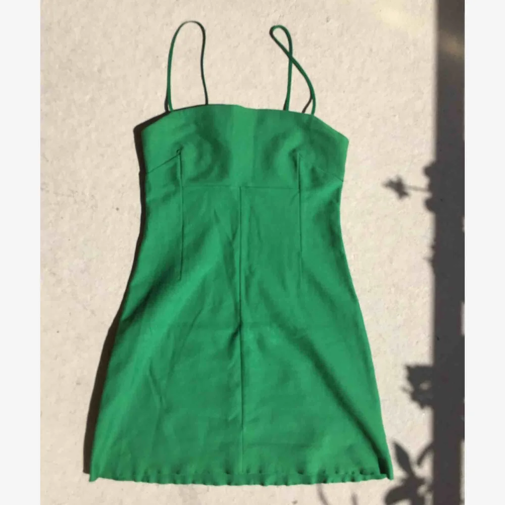 Grön mini-tub-klänning från urban outfitters! Sitter tight på kroppen och är stretchig! Köparen betalar frakt💕 42kr. Klänningar.