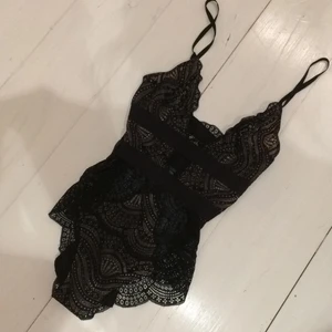 Spetsbody - Haft till fest en gång endast. Lace body, egentligen underkläder haha. Superfin o i nyskick! 🦋