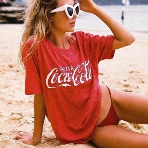 Cola t-shirt - Coca Cola Tisha köpt på gröna lund i xxs/xs ,Passar S då den är så strechig
