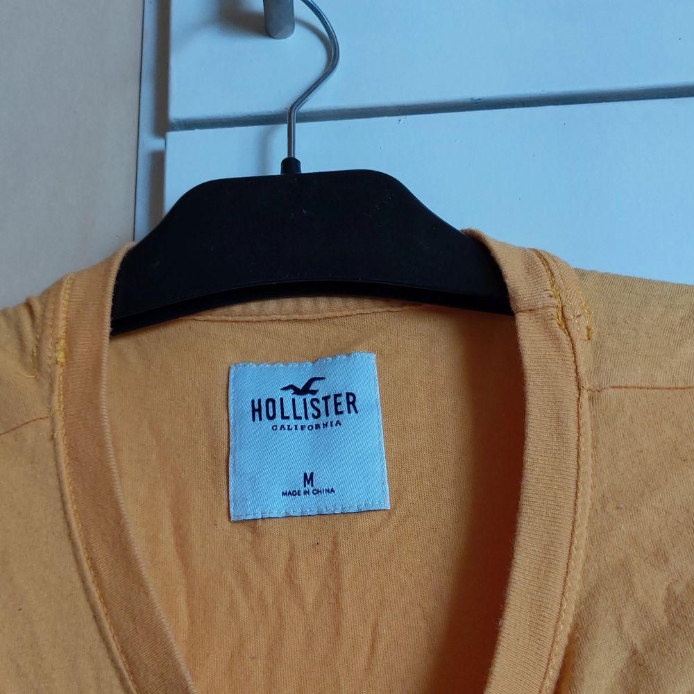 Snygg Hollister t-shirt i gul, svårt att göra färgen rättvisa men den är typ varmt gul. Inte använd så mycket. Storleken är M men skulle nog vilja säga mer S. T-shirts.