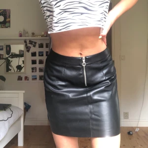 Latex kjol - Snygg latex kjol som är matt , köpt på vero Moda i strlk xs, 100kr+frakt