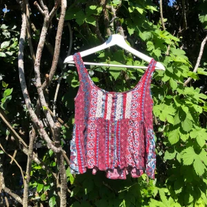 Bohemian linne - Bohemiskt linne i olika mönster i st. XS. Väldigt fin, köpt i usa. Kan skicka fler bilder vid intresse. Säljer för 60kr + frakt tillkommer på ca. 44-66kr💜💜