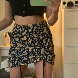 kjol  - blommig kjol från boohoo, man kan anpassa längden genom att scruncha upp den typ - sitter väldigt bra men kommer inte till användning. endast testad. frakt ingår i priset