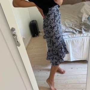 H&M blommig kjol - Jättefin kjol som tyvärr blivit för liten i midjan.. kortare framtill och lite längre bak 🌸 80kr + 20kr i frakt 