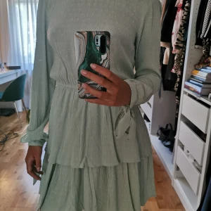 Klänning - Superfin grön klänning som knappt är använd 🥰 Köpt från HM i storlek S för 299kr. Säljer denna för 199kr. Frakt ingår 💕💕