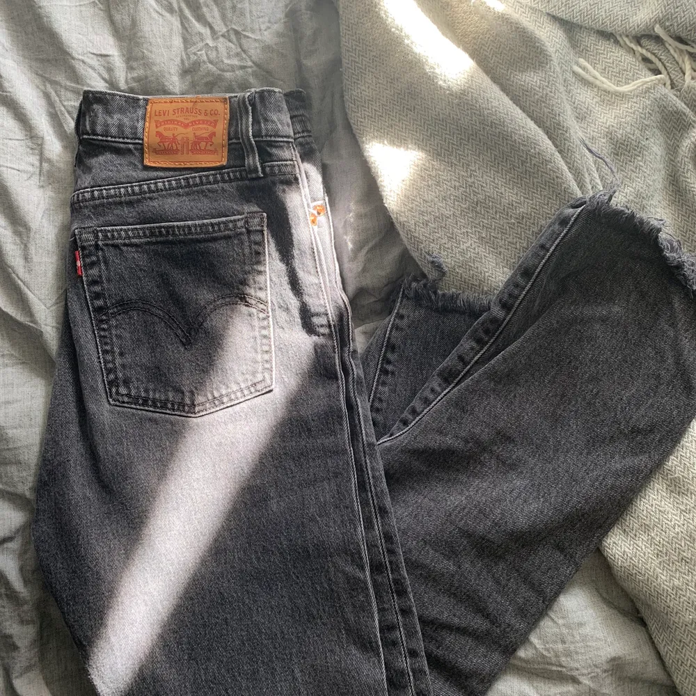 Fina Levis jeans i storleken 27 (osäker på längd), ganska små i storleken. Jag har vanligtvis 25 och de passar mig i midjan! Budgivningen avslutas på lördag! Högsta bud just nu är 320+ frakt!. Jeans & Byxor.