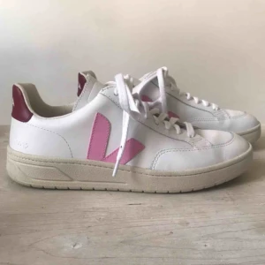  - FRAKT INGÅR I PRISET! ☺️  Lädersneakers från veja. Använda 2 ggr. Nyskick! Kostade 1350 kr när jag köpte dom.