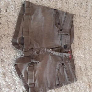 Shorts  - Grågröna shorts i storlek W24. Kan mötas upp i Uppsala/Stockholm, alternativt skicka mot fraktkostnad.💛