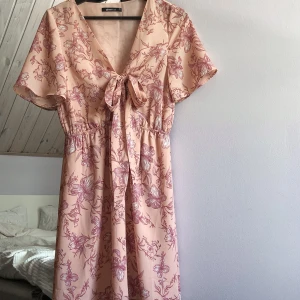 Rosa Sommarklänning  - Rosa blommönstrad klänning från Gina Tricot med knytning framtill i polyester. Väldigt lätt och luftig🌸