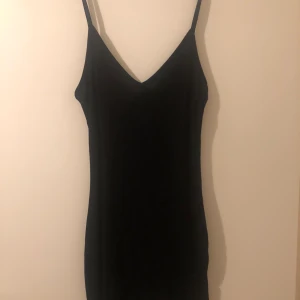 Boohoo klänning - Klänning aldrig använd. Täcker rumpan, svalt mjukt material och stretch. Figursydd. Kan skickas mot att köparen betalar frakt