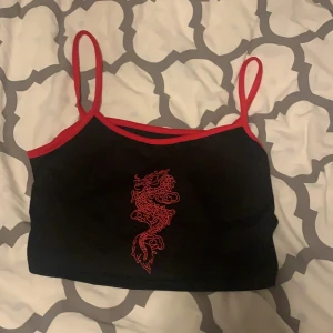 Croppat Linne - Svart croppat linne med rött deal tryck från SHEIN, aldrig använd.