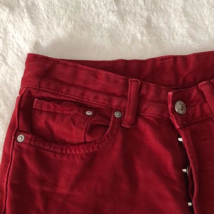 Asballa röda Jeans i straight modell från H&M. Älskar dom men har tyvärr blivit för små för mig. Storlek 26 (motsvarar en XS skulle jag säga). . Jeans & Byxor.