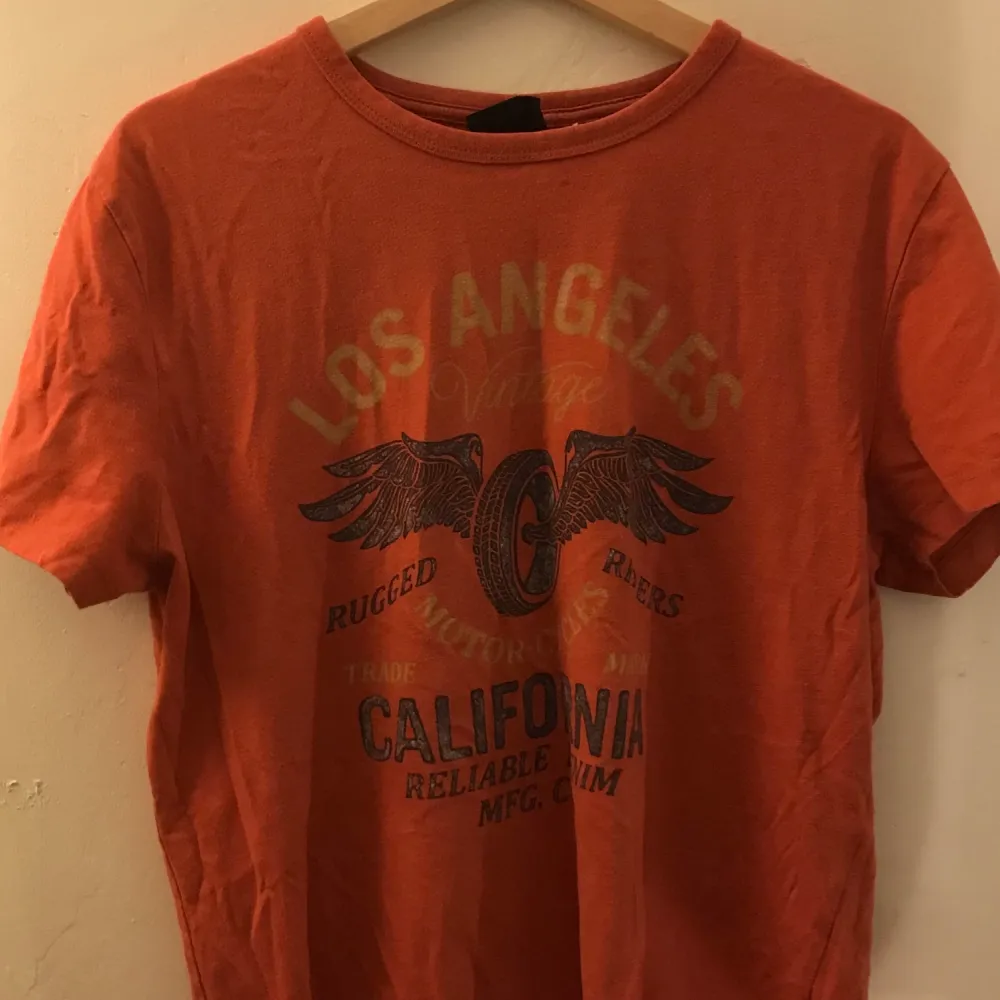 Orange t-shirt från jack and Jones i storlek Medium. T-shirts.