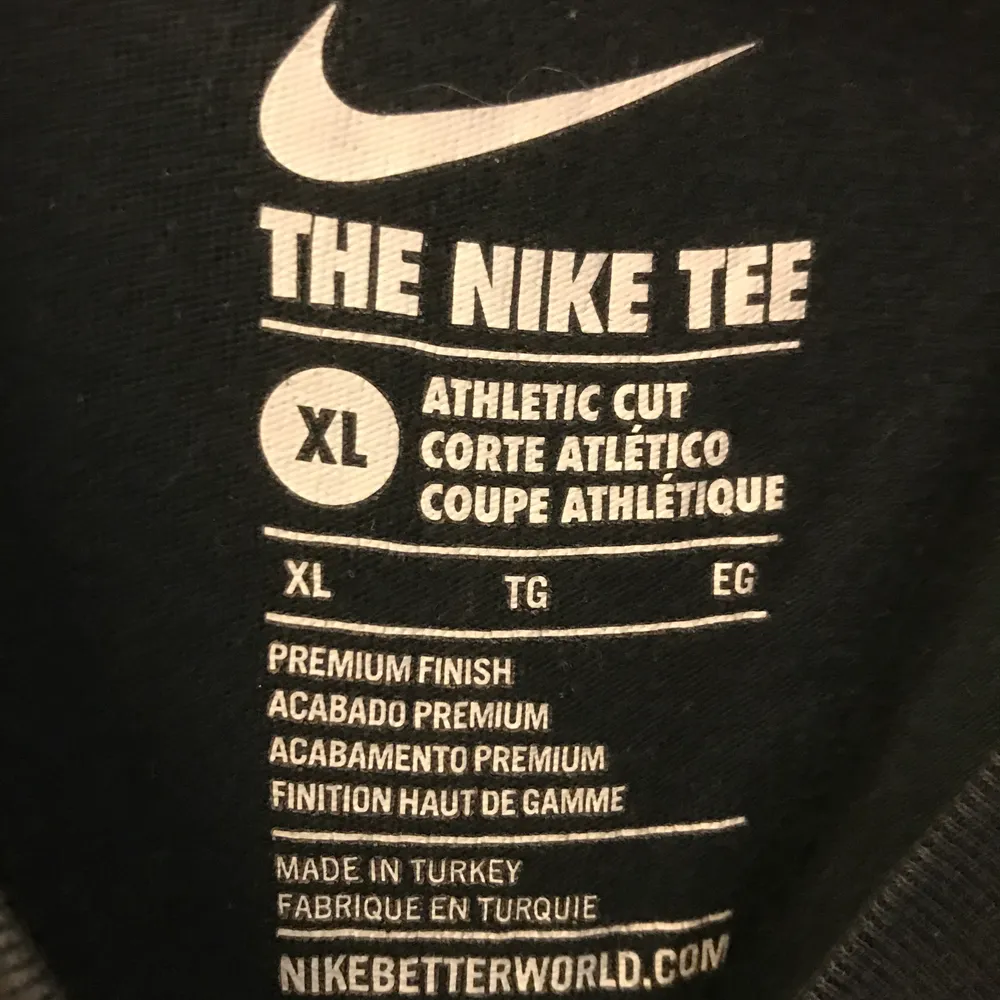 Klassisk svart Nike t shirt i storlek XL . T-shirts.