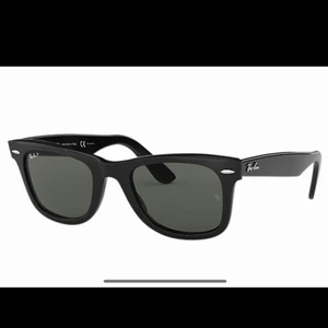 Ray Bans Wayfarer Polarized - Äkta såklart!! Köpte dessa för ett tag sen men de passa ej min näsa såååå de ba köpa! Frakt ingår vill bara bli av med de, inköpspris 1999:- o som sagt knappt använda pga passa ej mitt ansikte. Pris kan absolut diskuteras hör ba av er, kan både mötas o skicka via post!!:D