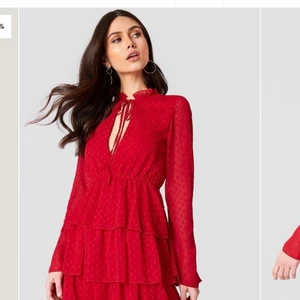 Klänning Linn Ahlborg x nakd - Röd fin klänning med urringning som Linn Ahlborg designat för nakd. Storleken är 36 & den är använd ett fåtal gånger. Köpt för 499 