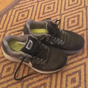 Nike joggingskor - Säljer knappt använda löparskor från Nike. Mycket dämpning och passar egentligen all typ av sport. På bild 2 ses en defekt i fodret därför säljer jag dem billigt. 
