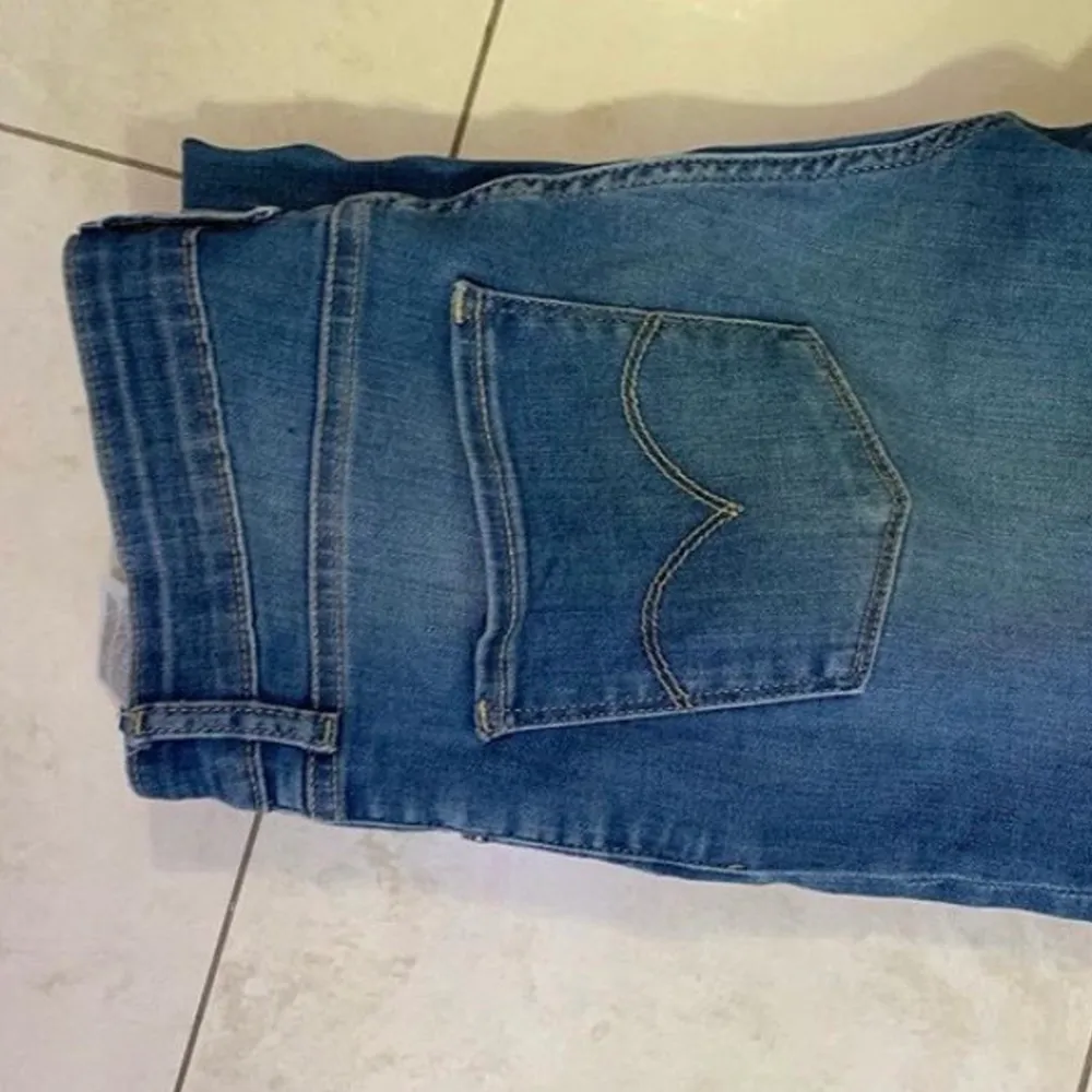 Ett par Levis jeans i storlek 721 high rise skinny storlek 30! Nästan helt oanvända och jättefina! 💞. Jeans & Byxor.