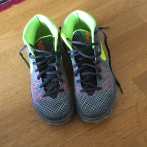 Nike kyrie 1 - Ett par knappt använd Nike Kylie 1 storlek 42 märkning under skorna 8.13.97 ELISABETH 3.8.96