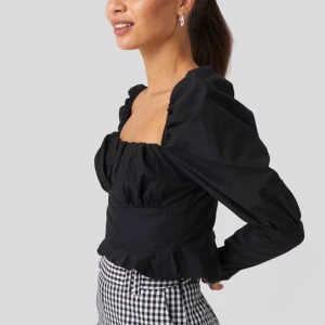 Svart topp från NAKD - superfin topp från Donna Rominas kollektion med NAKD! har en dragkedja på ena sidan. köpt second hand men tyvärr för liten för mig. I mycket fint skick! Budgivning vid fler intresserade:) 