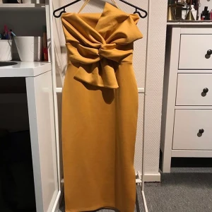 Festklänning  - Åtsittande men ändå stretchig festklänning med fina detaljer. Använd 1 gång!