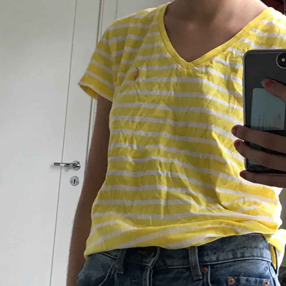 En gulrandig t-shirt från Ralph lauren🧡 passar en xs och en s. T-shirts.