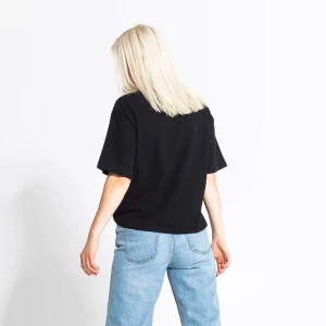 Basic t-shirt!  - Säljer denna basic svarta t-shirt! Säljer för att den inte kommer till användning! Skönt material, lös och skön passform. Har även en i mörkt turkos som inte används om det finns intresse! Frakt ingår! ❤️