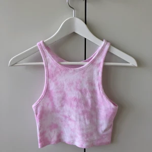 Tie dye färgat linne 12 - Ett supersnyggt tie-dye färgat linne i en croppad modell. Har aldrig använt så det är nyskick. Frakt tillkommer på 22kr. Eftersom dessa linnen är väldigt populära och många vill köpa är det viktigt att man kan swisha direkt! :) 