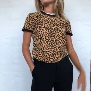 Söt topp - Tröja från &otherstories med leopardmönster. Tröjan är knappt använd, dvs jättefint skick! Skriv om frågor:) frakt står köparen för 