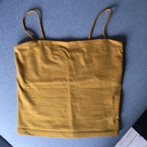 Ginatricot gul crop top - Jättesöt senapsgul topp från Gina i storlek S. Knappt använt så det är som nytt!