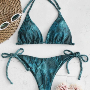 Snake print bikini, ZAFUL - Säljer denna bikini från zaful! Den är använd men har inga fel, säljer då jah tröttnat och har flera andra jag hellre använder :) Storlek S och man kan ju knyta om banden hur man vill så skulle nog funka på en M också! Frakt tillkommer