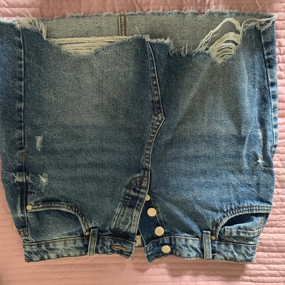 Superfin jeans kjol från Only som har blivit för liten för mig! Endast använd cirka 3 gånger men sitter superfint på och är jätte skön! . Kjolar.