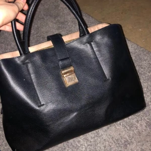 Väska - Säljer denna hm väska.Ord pris 399 kr.100 kr ink frakt