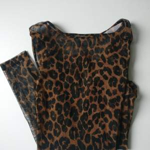 Genomskinlig leopard tröja från Vero Moda. Storlek S. Frakt på 22:- tillkommer ✨