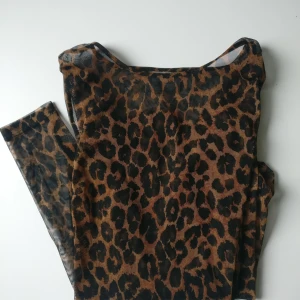 Mesh leopard shirt - Genomskinlig leopard tröja från Vero Moda. Storlek S. Frakt på 22:- tillkommer ✨