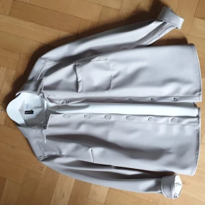 Beige skinnskjorta - Beige oanvänd skjorta från HM i fejkskinnmaterial