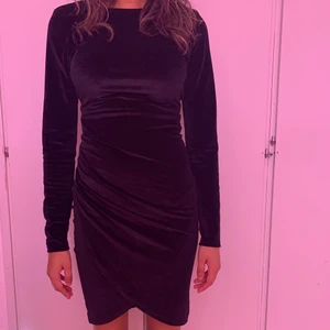 Svart fest klänning  - Använt 1 gång, passar perfekt till olika events men även jättefin till sommaren ☀️  Finns i Solna, Sthlm. Köparen står för frakt! Köptes för 200 kr