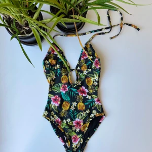 Baddräkt  - Somrig asfin baddräkt från SuperDry store. Sitter super snyggt men använder för lite så den behöver en ny ägare. ❤️❤️ Tvättas såklart innan postningen